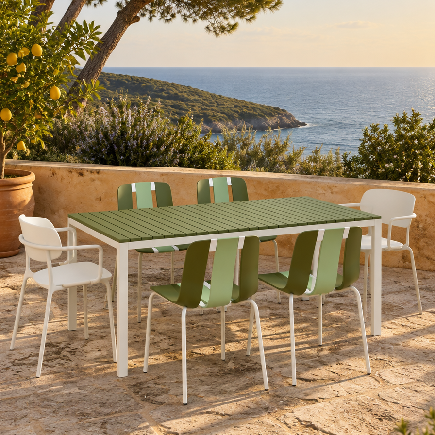 Set Shared Table Slide Olive et Osoppo sur une terrasse face a la mer