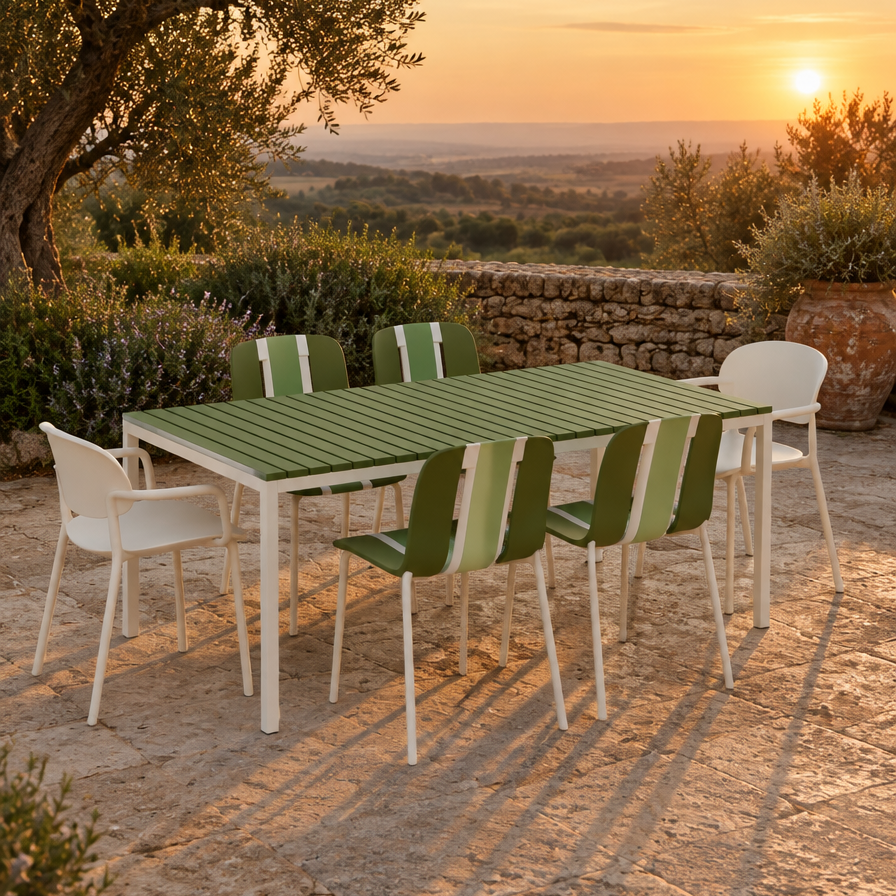 Set Shared Table Slide Olive et Osoppo sur une terrasse en fin de journee