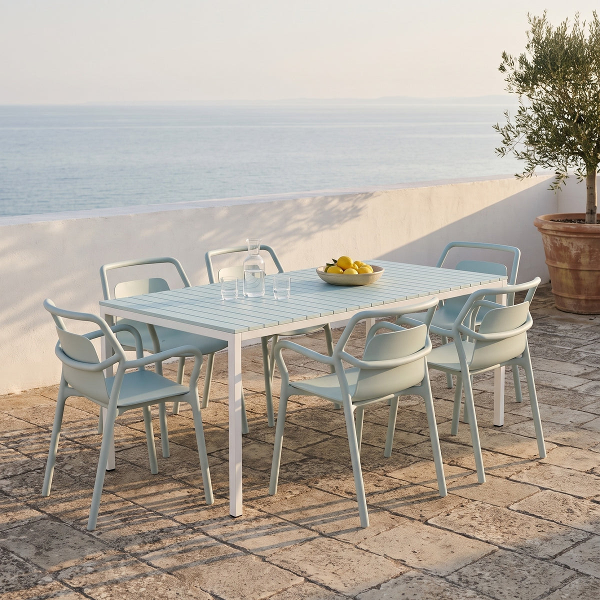 Set Shared Table Mia&Mimi Sea Mist sur une terrasse face a la mer